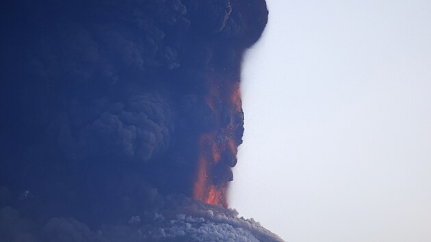 Na ruskm poloostrov Kamatka vychrlila sopka Kljuevskaja sloup popela do ve a deseti kilometr. (1. listopadu 2023)