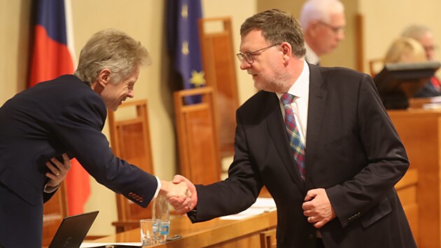Ministr financ Zbynk Stanjura se zdrav s pedsedou Sentu Miloem Vystrilem. (8. listopadu 2023)