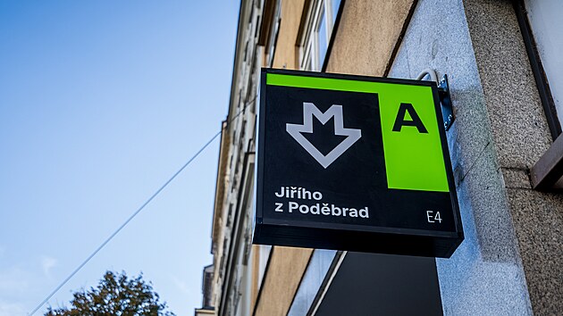 Oznaen vstupu do revitalizovan stanice metra Jiho z Podbrad. (2. listopadu 2023)