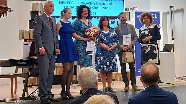 rka Kobzov z knihovny v Bohdkov (tet zleva) se raduje z titulu Knihovnice roku 2023 v Olomouckm kraji.