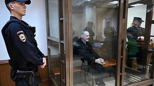Igor Girkin se astn jednn o odvoln proti prodlouen vyetovac vazby u soudu v Moskv. (17. jna 2023)