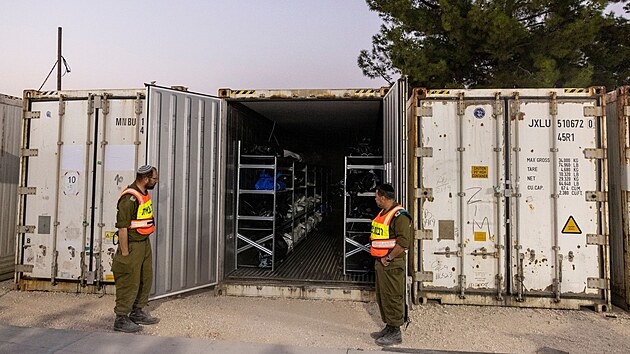 Mobiln mrnice na zkladn izraelskch obrannch sil u Tel Avivu, kter uchovv tla tch, kte zemeli pi tocch Hamsu. (24. jna 2023)