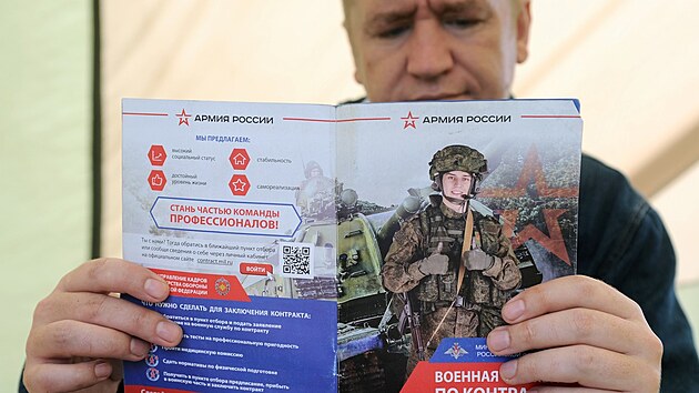 ednk hovo s muem v mobiln nborov kanceli pro smluvn vojenskou slubu v Tambovsk oblasti v Rusku. (9. ervence 2023)