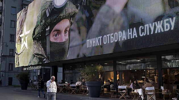 Mu v Moskv prochz kolem nborov obrazovky s vzvou k uzaven smlouvy o slub v ruskch ozbrojench silch. (28. z 2023)
