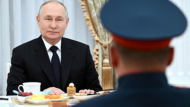 Rusk prezident Vladimir Putin se setkv s ruskmi vojky v Kremlu. (29. z 2023)