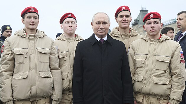 Rusk prezident Vladimir Putin pzuje s leny Nrodnho hnut mladch kadet rusk armdy na Rudm nmst v Moskv. (4. listopadu 2023)