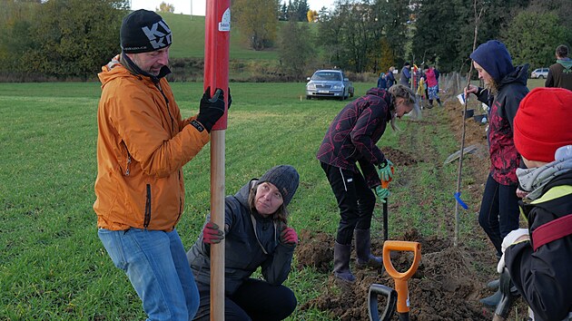 V�sadby p�ev�n� ovocn�ch strom�, ale i dal��ch listn��� a ke�� pod�l budouc� poln� cesty se z��astnilo kolem �ty� a� p�ti des�tek dobrovoln�k�.