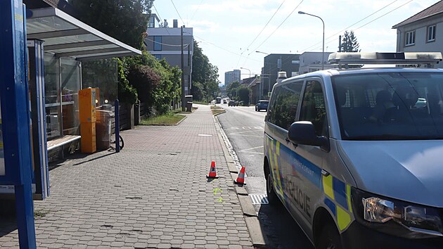 Nehoda, při níž podnapilý koloběžkář srazil chodce, se stala na zastávce Slovenská nedaleko centra Zlína.