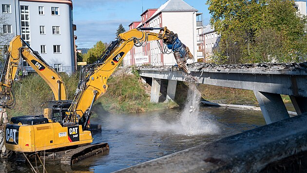 Ve Vset�n� za�alo bour�n� l�vky p�es �eku Be�vu. Na jej�m m�st� vznikne do dvou let nov�. (listopad 2023)