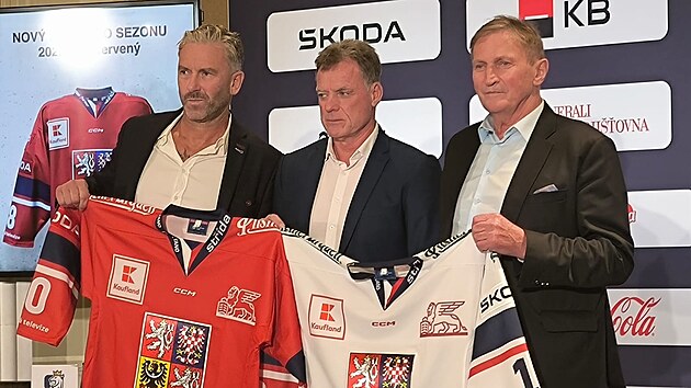Zleva Petr Nedvěd, Radim Rulík a Alois Hadamczik představují nové reprezentační dresy.