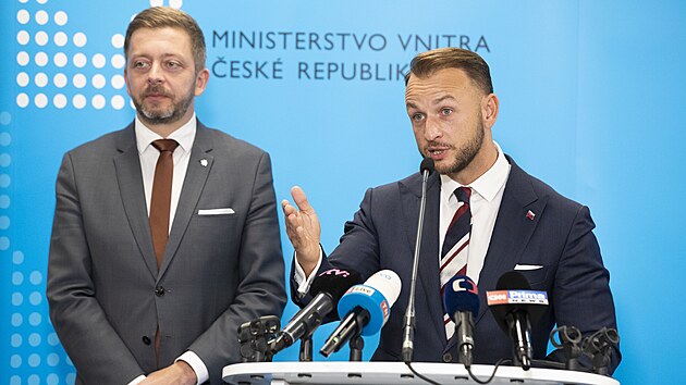 Tiskový brífink po jednání ministra vnitra České republiky Víta Rakušana (vlevo) a ministra vnitra Slovenské republiky Matúše Šutaje Eštoka . (9. listopadu 2023)