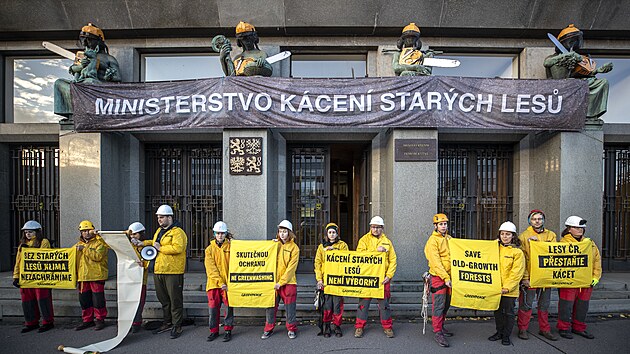 Aktivisté z Greenpeace protestují před budovou ministerstva zemědělství proti kácení starých lesů.
(8. listopadu 2023)