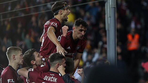 Spoluhr��i ze Sparty slav� g�l Veljka Birman�evi�e (nejv��) v utk�n� s Bohemians