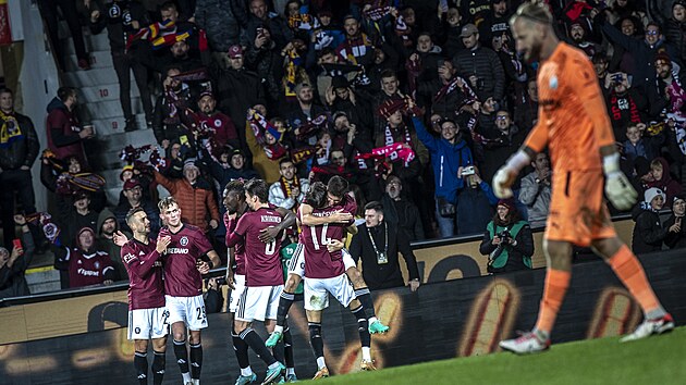 Hr��i Sparty slav� p�ed sv�mi fanou�ky g�l Luk�e Sad�lka