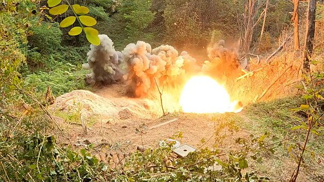 Likvidace nebezpen munice v Bosn. Pyrotechnici mnoh nlezy radji na mst likviduj v takzvanch trhacch jmch.