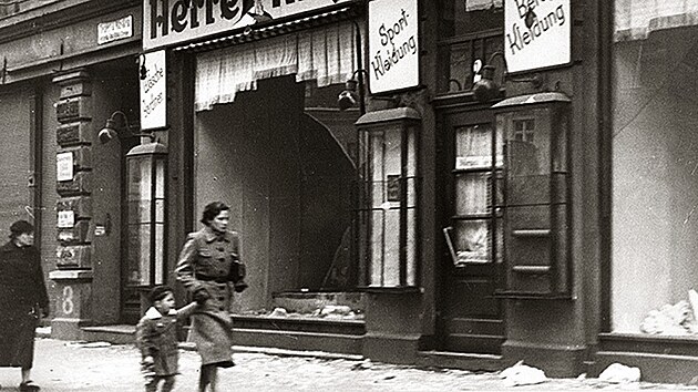 Výlohy obchodů, patřící židovským rodinám, zničené během Křišťálové noci z 9. na 10. listopadu 1938.