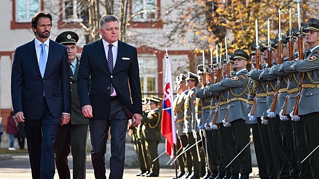 Slovenský premiér Robert Fico se slovenským ministrem obrany Robertem Kaliňákem (6. listopadu 2023)