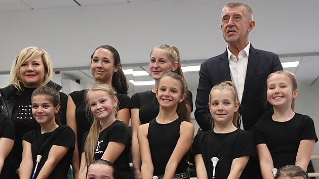 Andrej Babi� a Alena Schillerov� s hav��ovsk�mi ma�oretkami. (2. listopadu 2023)