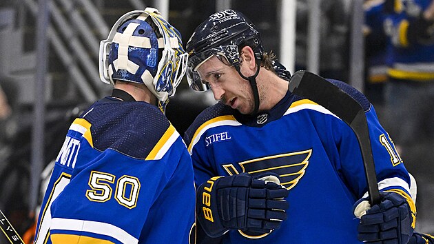 St�elec dvou  branek Kevin Hayes po z�pase s brank��em Jordanem Binningtonem.