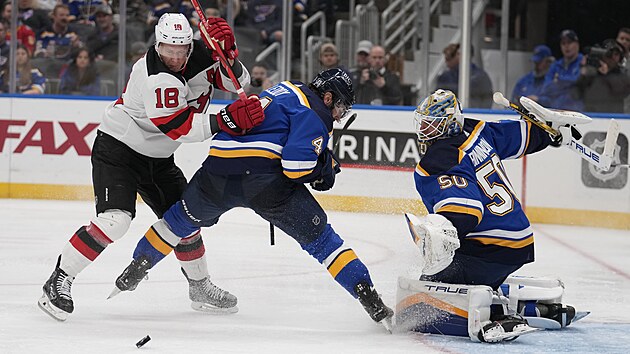 Ond�ej Pal�t se p�etla�uje s Nickem Leddym p�ed brankou Jordana Binningtona.