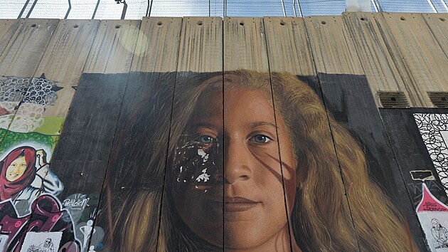 Portrt palestinsk aktivistky Ahed Tammov na zdi v Betlm oddlujc Zpadn beh Jordnu od Izraele (5. bezna 2020)