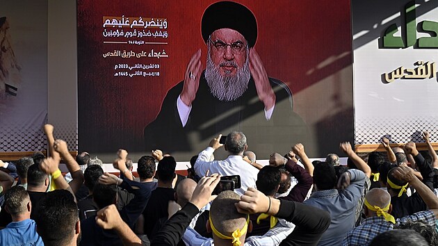 Libanonci na jiním pedmstí Bejrútu sledují projev éfa hnutí Hizballáh...
