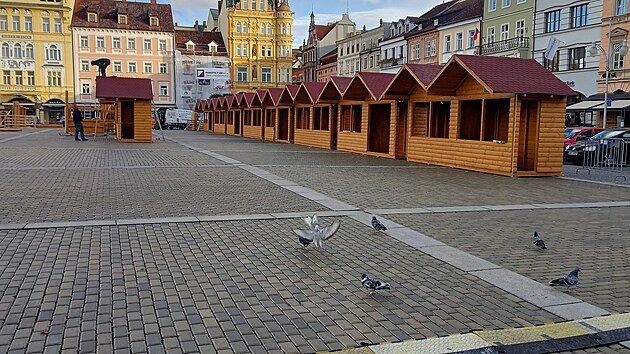 Stnky pro eskobudjovick advent vyrobila firma Nema v Jlovicch. Nyn u je emeslnci montuj na nmst Pemysla Otakara II.