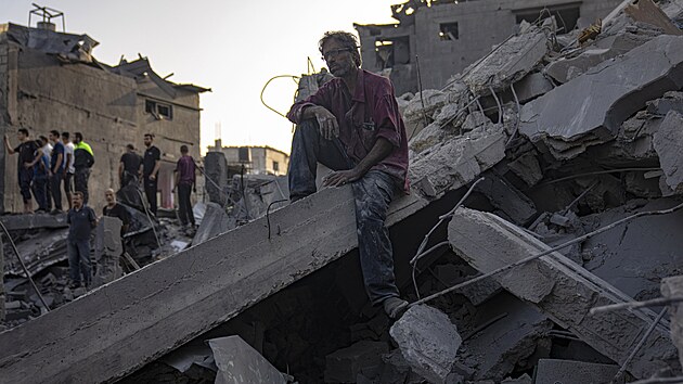 Palestinci hledaj peiv po izraelskm bombardovn v uprchlickm tboe Maghz v Psmu Gazy. (6. listopadu 2023)