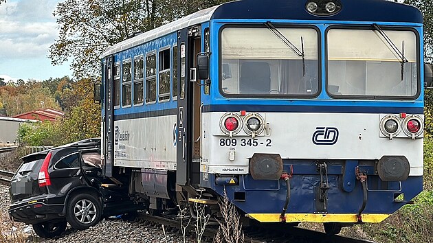 Na železničním přejezdu u Záp nedaleko Prahy se v pondělí po poledni srazil vlak s osobním autem. (6. listopadu 2023)