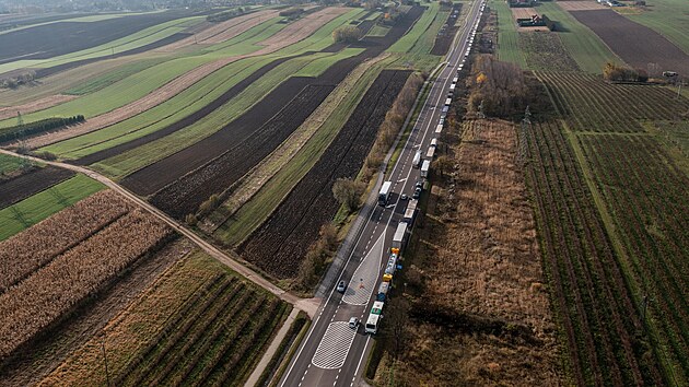 Fronta kamion na silnici v Przemyslu na jihovchod Polska (8. listopadu 2023)