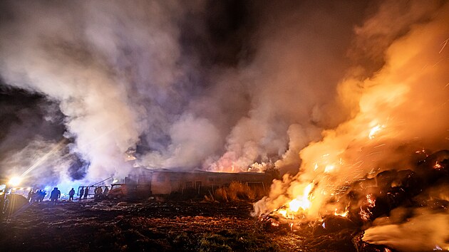 Hasiči zasahují u požáru haly v obci Prasek na Bydžovsku. (7. 11. 2023)