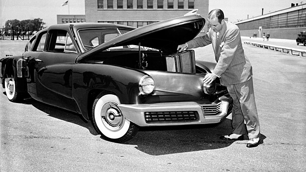 tyiatyicetilet automobilov konstruktr Preston Tucker pedstavuje 20. ervna 1947 svj revolun vz Tucker 48 s motorem vzadu.