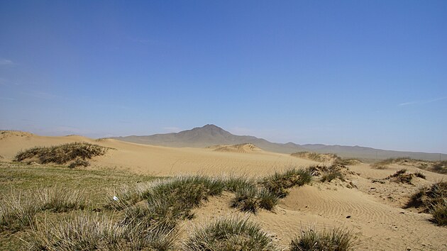 Písek z duny unáší vítr směrem k vesnici Javakhlant.