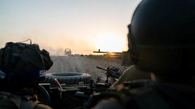 Izraeltí vojáci bhem pozemní operace v Pásmu Gazy zveejnné Izraelskými...