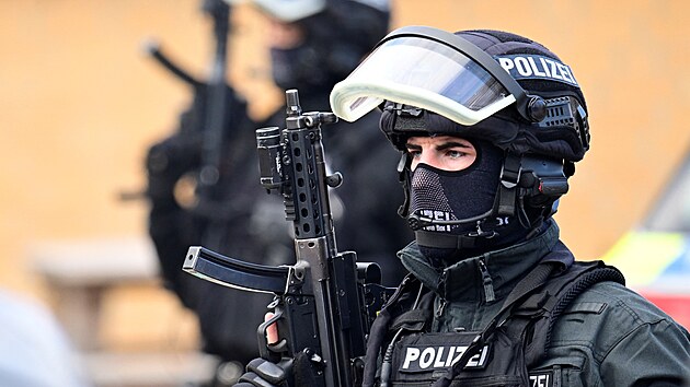 Nmet policist zasahujc u koly v Hamburku, kde se podle zprv ve td zabarikdovali dva ozbrojen lid. (8. listopadu 2023)