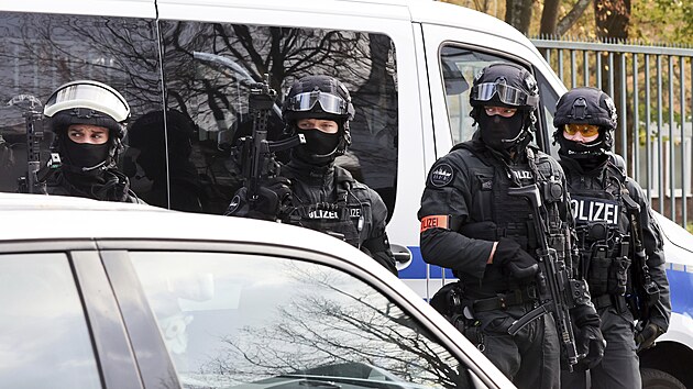 Nmet policist zasahujc u koly v Hamburku, kde se podle zprv ve td zabarikdovali dva ozbrojen lid. (8. listopadu 2023)