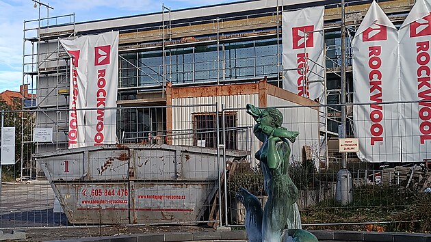 Rekonstrukci kulturního domu v Přibyslavi prodlužují různé neočekávané skutečnosti, které stavebníci za pochodu řeší. Budova byla stavěna amatérsky v socialistické Akci Z.