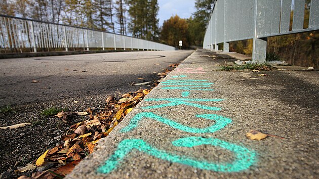 Most p�es d�lnici u �eho�ova na Jihlavsku je v havarijn�m stavu a m��e b�t nebezpe�n�. Podle rozhodnut� ministerstva dopravy mus� b�t do t�� m�s�c� zbour�n.