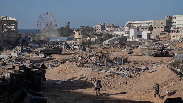 Izraelsk jednotky pi pozemn operaci v Psmu Gazy proti palestinskmu hnut Hams postoupily do srdce msta Gaza. (7. listopadu 2023)