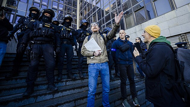 Pznivci dezinformtorky a bval novinky Jany Peterkov se pokusili vstoupit do budovy policejnho editelstv. (7. listopadu 2023)