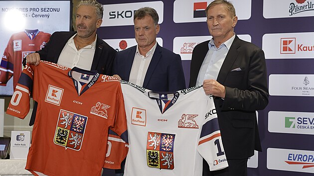 Nový dres české hokejové reprezentace.představili (zleva) generální manažer Petr Nedvěd, kouč národního týmu Radim Rulík a prezident hokejového svazu Alois Hadamczik.