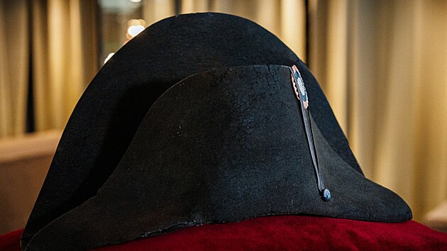 ern dvojrocov klobouk ozdoben erveno-modro-blou kokardou, kter patil francouzskmu csai Napoleonovi Bonaparte (1769-1821). Je vystaven v aukn sni Osenat v Pai. (6. listopadu 2023)