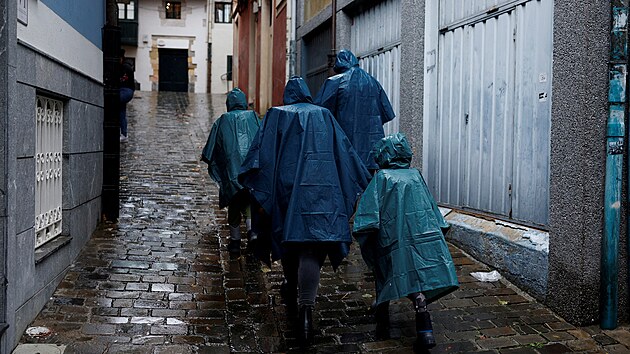 Lidé ve španělském Bermeu procházejí silným deštěm poté, co jej zasáhla bouře Ciarán. (2. listopadu 2023)
