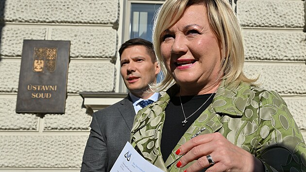 Pedsedkyn poslaneckho hnut ANO Alena Schillerov v doprovodu prvnho zstupce Davida Raovskho podala k stavnmu soudu stnost kvli nerovnmu pstupu k pedasnm penzm. (1. listopadu 2023)