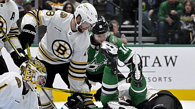Pavel Zacha (bílá 18) z Boston Bruins bojuje o puk v zápase s Dallas Stars.