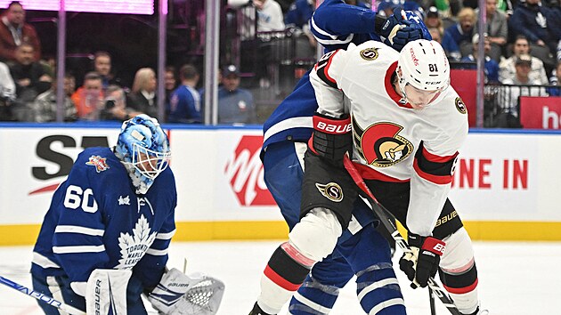 Dominik Kubalk (v blm) z Ottawa Senators se petlauje ped brnou Toronto Maple Leafs.