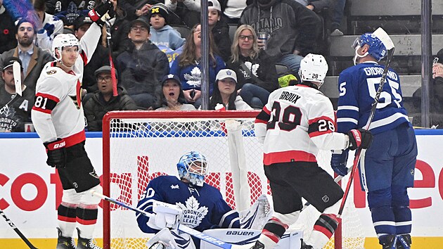 Dominik Kubalk (81) z Ottawa Senators se prosadil v zpase s Toronto Maple Leafs, pekonanm je Joseph Woll.