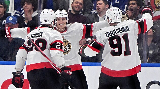Dominik Kubalk slav svj gl se spoluhri z Ottawa Senators, vlevo Claude Giroux, vpravo Vladimir Tarasenko.
