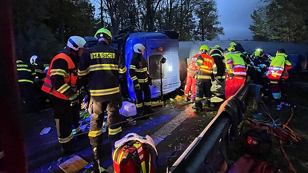 Nehoda cisterny a tří osobních vozů v Běstvinách u Dobrušky (1. listopadu 2023)