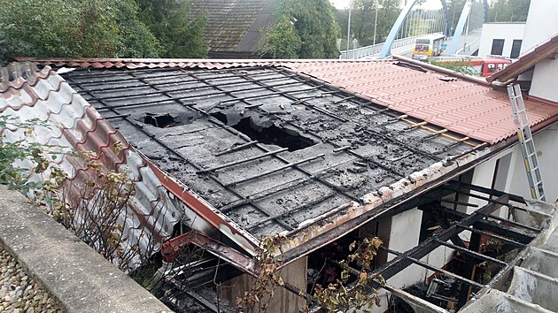 Ve Svinarech ho�elo v rodinn�m dom� s pergolou. (11. ��jna 2023)